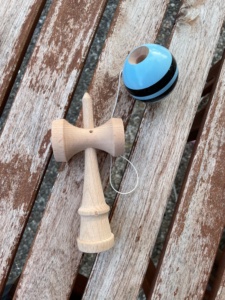 Geschicklichkeitsspiel: Kendama